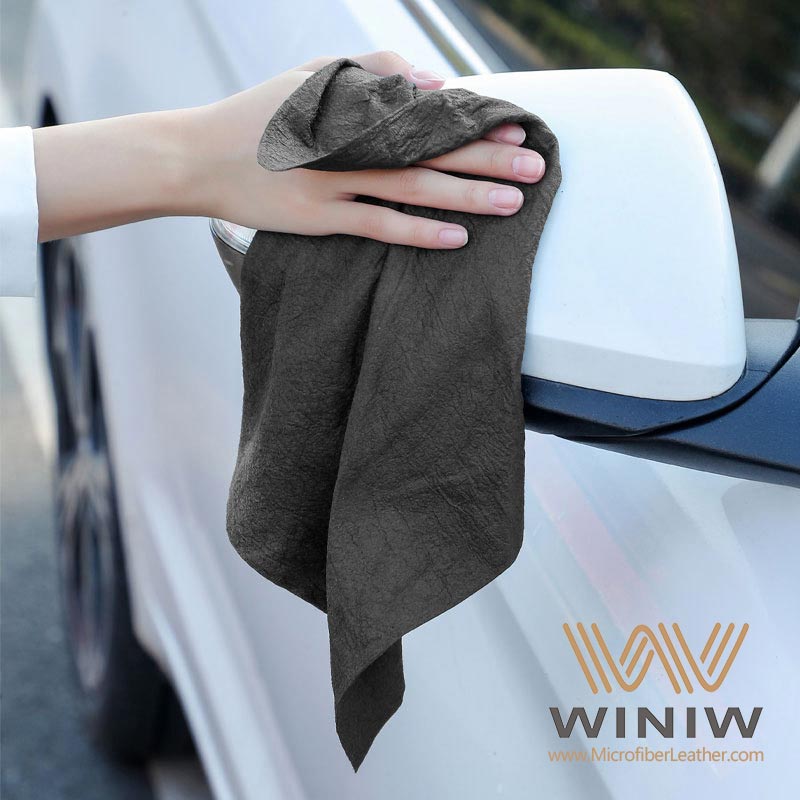 Qual è il modo giusto per usare il panno di daino per pulire la tua auto?